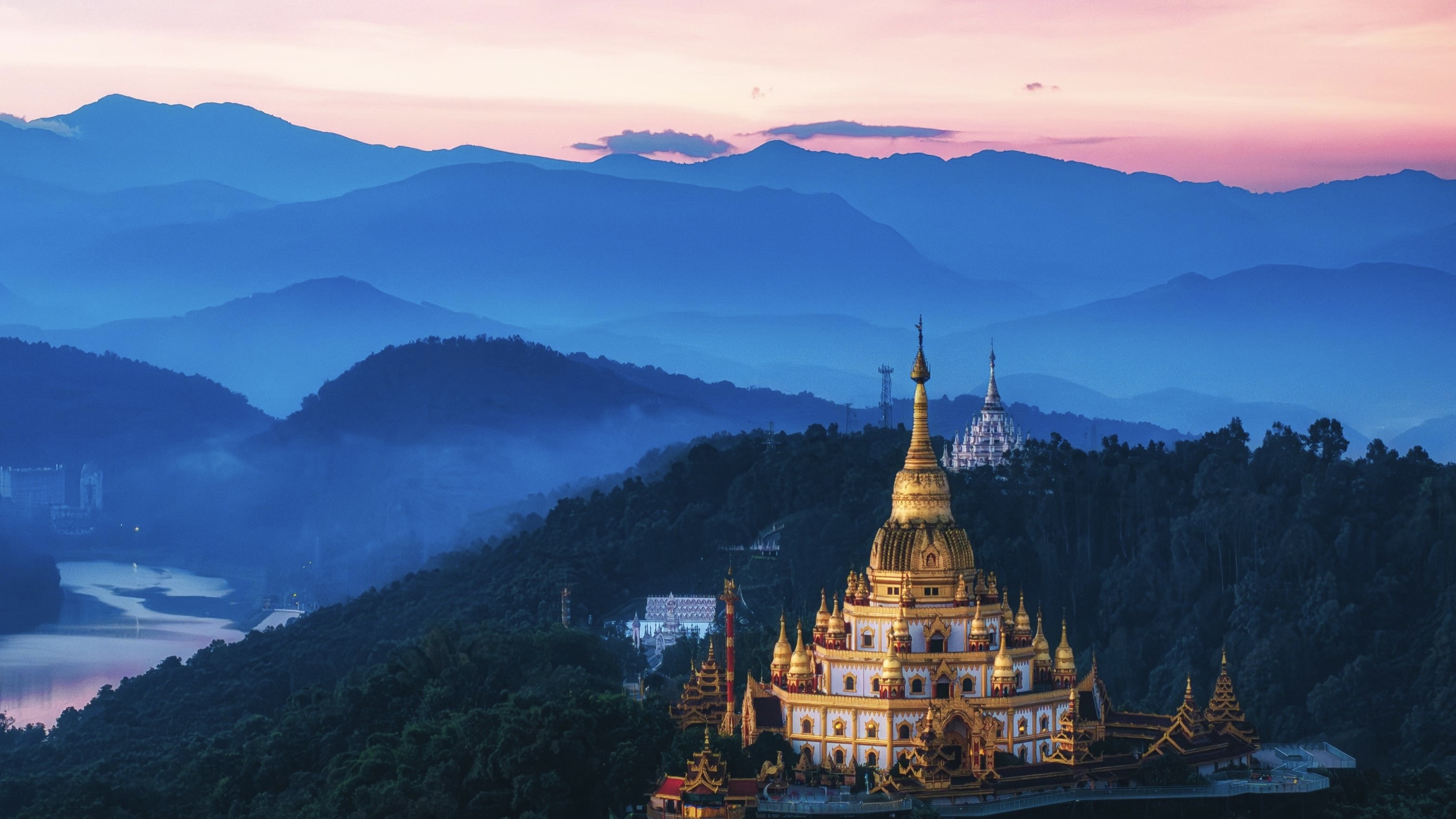 云南德宏芒市金塔及周边山景